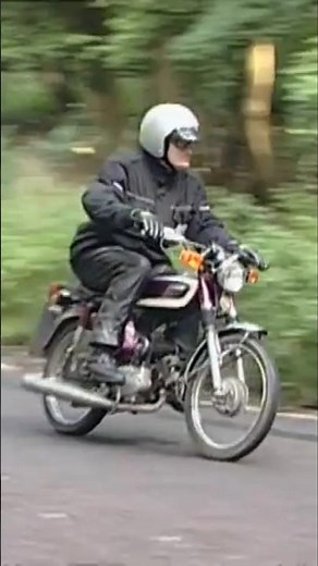 Yamaha FS1-E aka 'The Fizzy'. Don's amusing review. #classicbikes #moped #iconicbikes #shorts