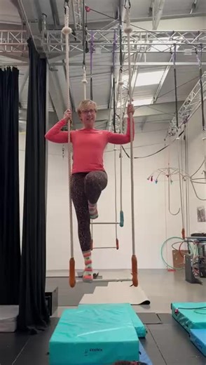 #TrapezeTuesday a bit faffy but you get the idea 💡. Moves are, Pike to lay out in the ropes with Peter Pan leg. Reverse crochet Iron Butterfly arms to fake back lever. reverse crochet to pear tree Belly roll to catchers. Have fun and ping me any questions. I teach at MAH every Monday at 6pm and you can find out about all our classes and courses on our website.#circus #TrapezeTuesday #trapeze #aerial