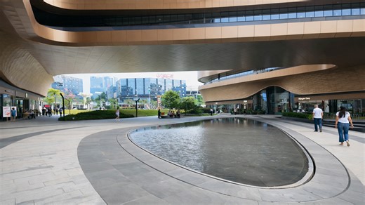 Einkaufszentrum in China mit malerischem Außenbereich und Reflexionsbecken