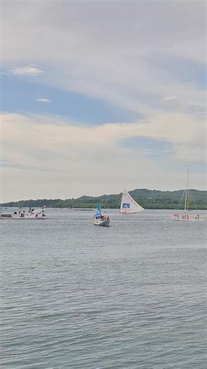 Terlihat 1 perahu sandeq yang ditarik oleh Kapal Katinting, dilaporkan pula ada beberapa Sandeq yang Tuppang, Sahabat Padi 1, Harapan Nurtia, Kunfayakun & Merpati Putih | Explore Sulawesi Barat