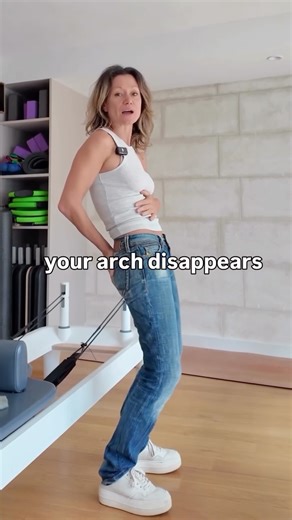 Céline Roy on Instagram: "Être cambré n’est absolument pas dangereux pour la santé. Au contraire : c’est l’absence de cambrure qui provoque douleurs et pathologies. Quand la cambrure disparaît (souvent à cause de la sédentarité), les vertèbres se tassent et écrasent les disques. La bonne nouvelle ? Retrouver sa cambrure est assez simple ✨ 👉 Exercice 1 : étirez régulièrement vos ischio-jambiers. Posez votre pied sur une chaise devant vous, bassin bien droit, et étirez toute la chaîne post