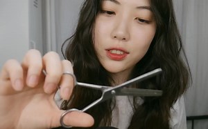 【DOOBOO ASMR】视觉触发和耳语（手部动作，剪刀，笔灯，蓬松的刷子）[附微降噪]