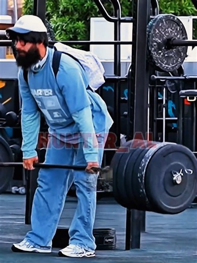He outlifted the head trainer while casually checking his watch #gym #prank #fitness #workout #gymtok