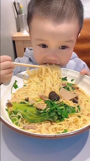Baby eating long noodles 🍜 #shorts #babyeating #eatingnoodles