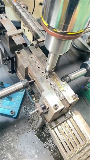 Three-sided tapping machine, fully automatic tapping machine, three heads process simultaneously