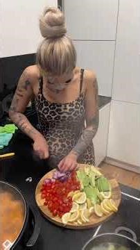 Today I had a healthy bowl with lean minced meat, avocado, skyr and vegetables.