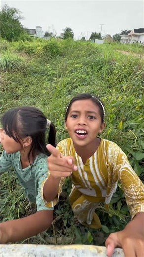 Tasya and Abel invite their friends to go under the Gusy Bridge😅#shortvideo #minivlog #anakdesa