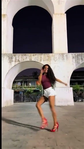 Musa doCarnaval Bellinha Delfim com Passinho na lapa