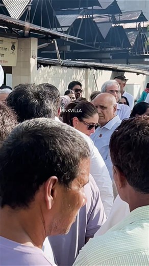 Kareena Kapoor & Karisma Kapoor At Sunjay Kapur's LAST RITES 💔 | #shorts #bollywood #family