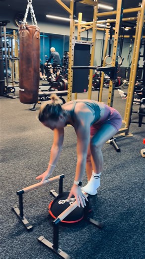 Calisthenics is all about control…. Anyone (藍) can throw themselves into these moves-and if that’s what you’re chasing, that’s great, but if you want to learn to do it the Calisthenics way…. Pop me a message ‍♀️ #calisthenics #control #mondayworkout✔️ #keepingmyselfaccountable | Sarah Wheeler | Facebook