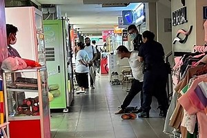 Man seen trying to open police car door, begging cops for mercy in Geylang – here's what happened