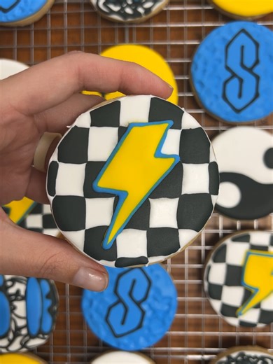 Lightning bolts were harder than I remembered ⚡️ Drawing one sounds simple - diagonal line down, sharp angle, back down, angle left, finish it off. But making it symmetrical? That took way more attempts than I'd like to admit. If you're looking for a beginner-friendly set with major nostalgia vibes: ✏️ Just 4 colors needed (black, white, blue, yellow) ✏️ Icing transfers make the tricky bubble letters easy ✏️ Simple techniques that feel like doodling ✏️ 5 designs everyone remembers and likely doo