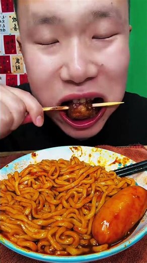 eating spicy chicken, noodles and eggs #eating #mukbang #food #spicy #chicken #foodie #shorts