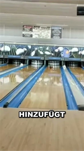 Doppel-Strike mit zwei Bowlingkugeln 🎳😯#BowlingTrick #SpannenderMoment