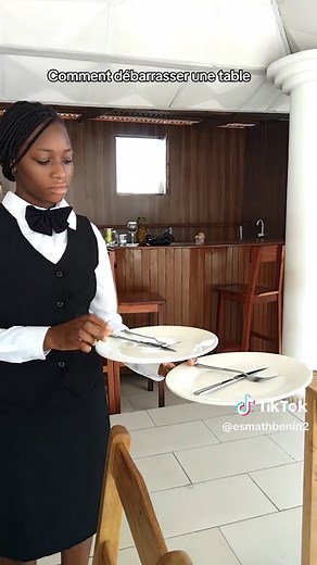 Maîtriser le Débarrassage de Table : Techniques Service