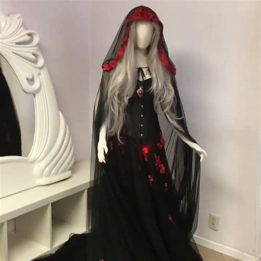Non-Traditional Bride? This Gown Screams 𝕲𝖔𝖙𝖍𝖎𝖈 𝕽𝖔𝖒𝖆𝖓𝖈𝖊 🖤❤️ #gothic #bridetobe #wedding
