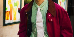 Il look perfetto per la primavera è con camicia colorata e pantaloni khaki