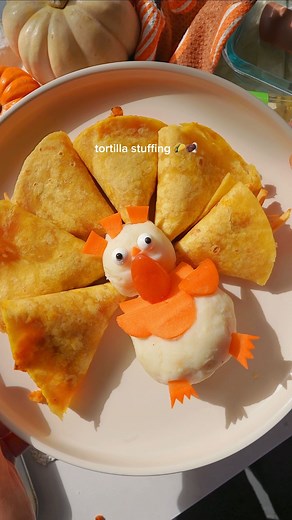thanksgiving tortilla stuffing 🌮🦃 comment “gimme recipe” and I’ll send it to you! If you need a last minute, fun idea without making a whole turkey, try this cute little turkey-themed stuffing setup! It also works perfectly as an appetizer, you can just grab the mini tacos and enjoy, then finish with the mashed potatoes. | Fationatefoodbelly