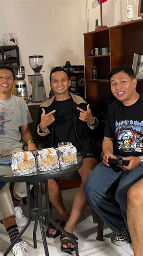 PODKES E AREK MALANG on Instagram: "Episode 89 - Panggil Aku Pelari Kalcer Mlayu jaman saiki gak sukur mlayu , akeh alirane. Pokok lek pengen melok komunitas dikuati sek pondasie aka ojok lali sarapan. Dan lek pengen iso mlayu ndek banyu yo belajar nang Sam @gundalgandol Tersedia Di Youtube & Spotify (Podcast DarDerDor) lokasi : @heyday.kopi Nakam : @burgermurdermalang #pelarikalcer #runnersmalang #pelariultra #eventlari #outfitlari"