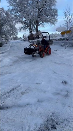 Winterdienst mit dem Kubota B1241 😅 #shorts #winter #kubota