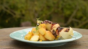 Lahodný játrový špíz se sušenými švestkami a slaninou s máslovými brambory s kukuřicí | Karolína, domácí kuchařka | Stream