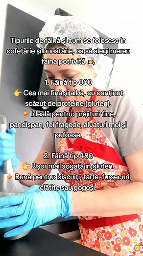 Tipurile de făină și cum se folosesc în cofetărie și bucătărie, ca să alegi mereu faina potrivită 👩‍🍳 1. Făină tip 000 👉 Cea mai fină și albă, cu conținut scăzut de proteine (gluten). 🔸 Ideală pentru: prăjituri fine, pandișpan, foi fragede, aluaturi moi și pufoase. 2. Făină tip 480 👉 Ușor mai bogată în gluten. 🔸 Bună pentru: biscuiți, tarte, fursecuri, clătite sau gogoși. 3. Făină tip 550 (sau 650) 👉 Are mai mult gluten, deci e mai „elastică”. 🔸 Perfectă pentru: aluaturi dospite (pâine, 