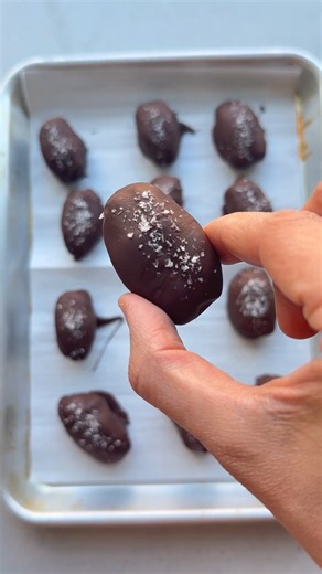 Snickers – a healthier version made with dates as the base, along with 3 other ingredients, for an easy dessert recipe! | Feel Good Foodie