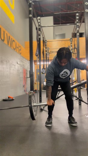 Landmine Meadows Row Benefits 💪 1️⃣ Targets lats, rear delts & traps 2️⃣ Promotes scapular stability & controlled retraction 3️⃣ Reduces lower back strain vs. traditional barbell rows 4️⃣ Improves anti-rotation core strength 5️⃣ Great unilateral option to fix imbalances 6️⃣ Easy to overload & progress safely Add these in for next-level back gains 🔥 #fitclub #gymmotivation #healthtransformation #movebydesign #gymlife #lifebydesign #fitnessjourney #gymlifestyle #back | The Fit Club