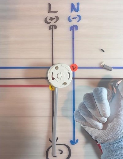 ベテラン電気工事士が引掛シーリング丸型を接続していくよー！マネしてね〜