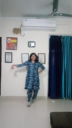 "Feel the beat" 🎵 #shorts #dance #ytshorts #trending #viral #punjabisong #nimratkhaira