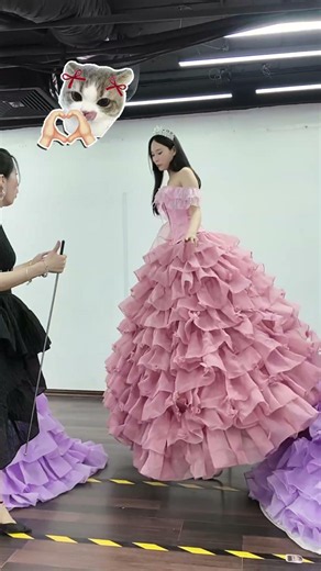 Chair posing in very elegant princess dress #bybacademy #thanhhuyennguyen #daotaonguoimau #5g