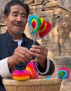 It's a flower that can perform "72 transformations"! By splicing different pieces of #paper together, you can create vibrantly colored paper-flipping #flowers. In 2014, paper-flipping flowers were included in the China's intangible cultural heritage list. #Viral#ChineseCulture | ShanghaiEye