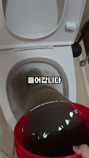 [소파청소업체] 하얀 패브릭 소파 속에서 검은 물이 나오는 이유 🤮