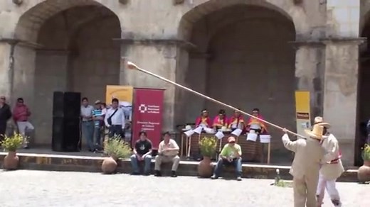 EL CLARIN CAJAMARQUINO El clarín cajamarquino, también conocido como qewayllo, kepa o shukcha, es un instrumento de viento típico de la música tradicional peruana y también declarado Patrimonio Cultural de la Nación, ​ cuyos registros documentarios datan del siglo XVIII. Video producido por Manuel Guerra | A3 Arqueología, antropología y arte