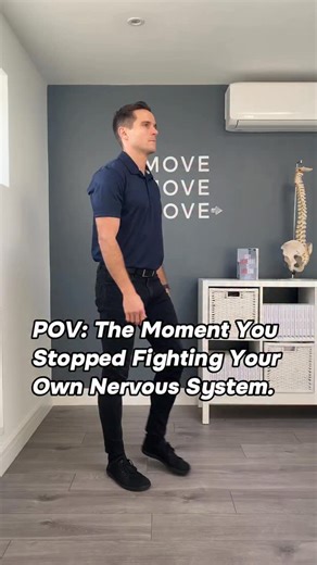 Leg Flick Meets Radial Nerve Glide This looks like you’re just “kicking your leg out” and looking over your shoulder. I mean, it is. But clinically it’s a sneaky combo for re-teaching the nervous system that movement is safe again. 1️⃣ Leg Flick You shift your weight onto one leg and let the other leg kick out in front of you in a smooth, controlled swing. The stance leg is doing the real work here. It’s running anti-Trendelenburg control (glute med and friends) to keep the pelvis level while th