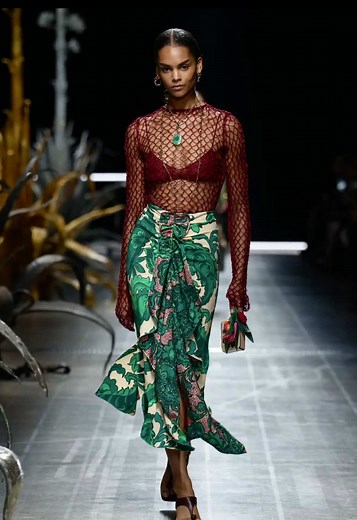 Etro F/W 25 Runway Show Featuring Farah Nieuwburg