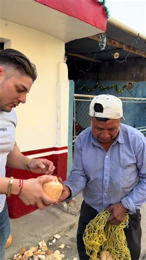 ¡Le dimos su propina al abuelo vendedor de cocos! #eljohnny #longervideos #fraijanes