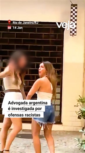 Uma turista argentina identificada como Agostina Paez, de 29 anos, teve o passaporte apreendido neste sábado, 17, pela Polícia Civil do Rio após ofensas racistas contra funcionário de um bar em Ipanema. Ela, que é advogada, também passará a usar tornozeleira eletrônica. O caso ocorreu na última quarta-feira, 14 de janeiro, e a vítima contou na delegacia que a mulher teria lhe apontado o dedo e o chamado de "negro" de forma pejorativa e discriminatória. Um vídeo gravado por ele mostra a argentina