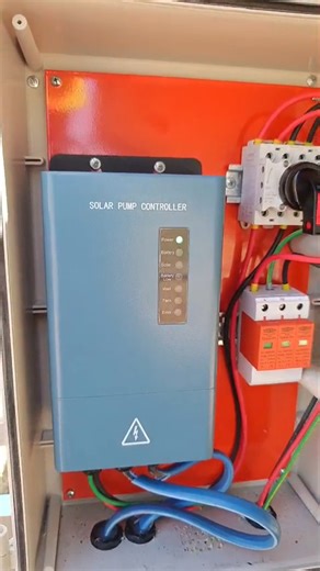 • SISTEMA SOLAR PARA BOMBEO DE AGUA Los datos para su selección, sin importar el tipo de bomba, es necesario conocer tres parámteros: Altura manométrica (H), Caudal (Q) y Potencia (W). Estas variables se establecen en función del requerimiento deseado. VENTAJAS: 1- No depende de una red eléctrica para su puesta en funcionamiento. 2- No depende de generadores eléctricos portátiles, consumidores de combustible fósilque polucionan el ambiente. 3- Su diseño es simple y en el caso de uso diurno no re