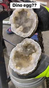 2.1M views · 35K reactions | #dinosaur #egg #Missouri #crystals @topfans. | KeokukGeodes | Facebook