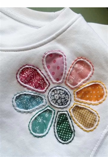 Loving this bold reverse appliqué with some of my favourite fabrics! I’ve trimmed the excess fabric at the back. The reverse of the design is covered with a fusible interfacing as I like the way it holds the threads and fabric in place after stitching. Hope you like it! #embroiderythread #embroiderytutorial #reverseapplique #embroideredclothing #embroideredflowers
