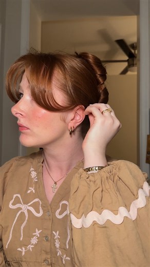 skyler vallette on Instagram: "once you learn how to securely style a french pin with bangs, your life will be changed!! 🩷✨🥖🇫🇷🫶🏻 french pin hairstyle, french pin updo, french hair pin tutorial, effortless updo, easy updo hairstyle, chic bun hairstyle, soft updo with bangs, curtain bangs styling, updo for medium hair, updo for long hair, quick hair tutorial, everyday elegant hair, minimalist hairstyle, polished low bun, french twist inspired, clean girl hair, romantic updo, work hairstyle i