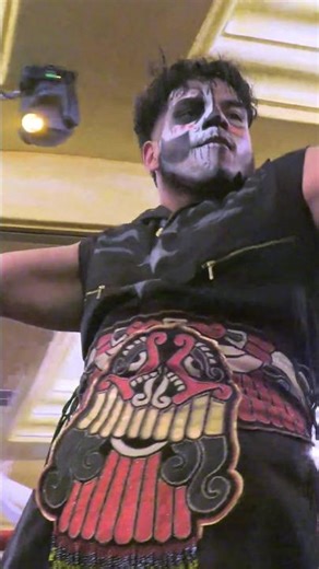 Mexica shows his machismo #luchalibre