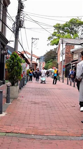 HERNAN ACUÑA on Instagram: "Llevando mi voz a cada rincón donde pueda. Esta vez en usaquen-BOGOTÁ 📸 @hkenner_ @sje.prod #unmillondeprimaveras #hernanacuña #vicentefernandez #videoreaccion #bogota"