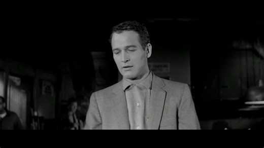 In The Hustler (1961), Paul Newman plays “Fast Eddie” Felson – a young, talented but arrogant pool player who is determined to prove himself as the best. This role marked a turning point in Newman’s career, earning him his second Oscar nomination and solidifying his image as a “rebel man” on screen.
