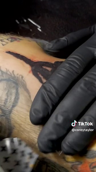 Just in time for my UK tour.. so stoked to team up with #oldsarumtattoo to bring you the official Corey Taylor tattoo and merch pre-show events in #Manchester & #London! All events open at 12 midday. Dates & locations below. - Manchester 11 November The Salisbury Ale House -London 14 November Brewdog Shepbush Come out and get tattooed. Free setlists will be available with every purchase, along with some sweet giveaways (while supplies last) Head to the link for more info — oldsarumtattoo.co.uk/t