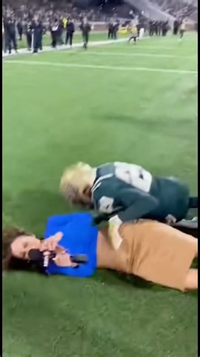 Reporter gets knocked down #viral #shortvideos #funny #shortvideos #youtubeshorts #fyp #ai