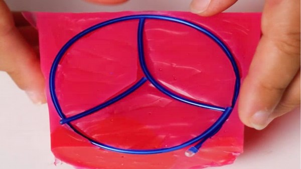 Reuse of merc car badge to make a new one of epoxy resin