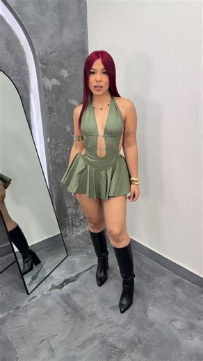 #1 MONROE FASHION S.R.L✨ on Instagram: "✨ NEW DROP✨ Cuando quieres verte sexy sin esfuerzo… este mini dress lo hace por ti 😍✨ Disponible en verde militar y negro. Perfecto para noche, party o date 🔥 📲 Escríbenos para ordenar"