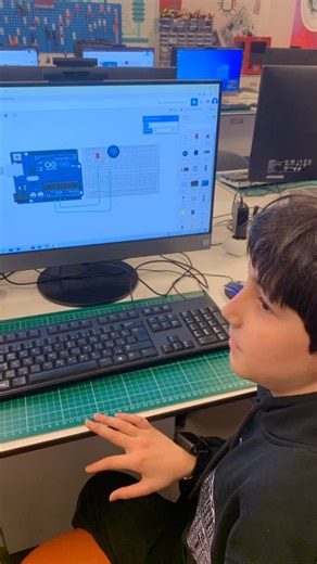 Global Kids Coding on Instagram: "Işığın Sihirbazları İş Başında! 🧙‍♂️✨ Bugün 5. sınıf mucitlerimizle laboratuvarda değil, simülasyonun başındaydık! Klasik bir “aç-kapa” düğmesinden çok daha fazlasını öğrendik. Neler Yaptık? • Potansiyometre nedir? Onu bir su musluğu gibi düşündük. Çevirdikçe elektrik “suyunun” akışını ayarladık. • Direnç Değişimi: Çevirdikçe direnci azalttık, LED’imizi parlattık; direnci artırdık, LED’imizi uyku moduna aldık. 😴💡 • Simülasyon Gücü: Devremizi yakma riski olmad